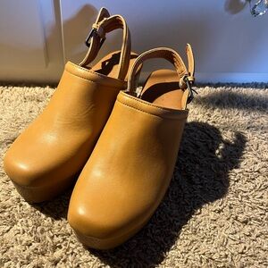 Universal Thread Tan Platform Clogs with Ankle Strap